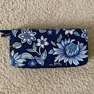 New w/o tags Vera Bradley pill keeper.🌺